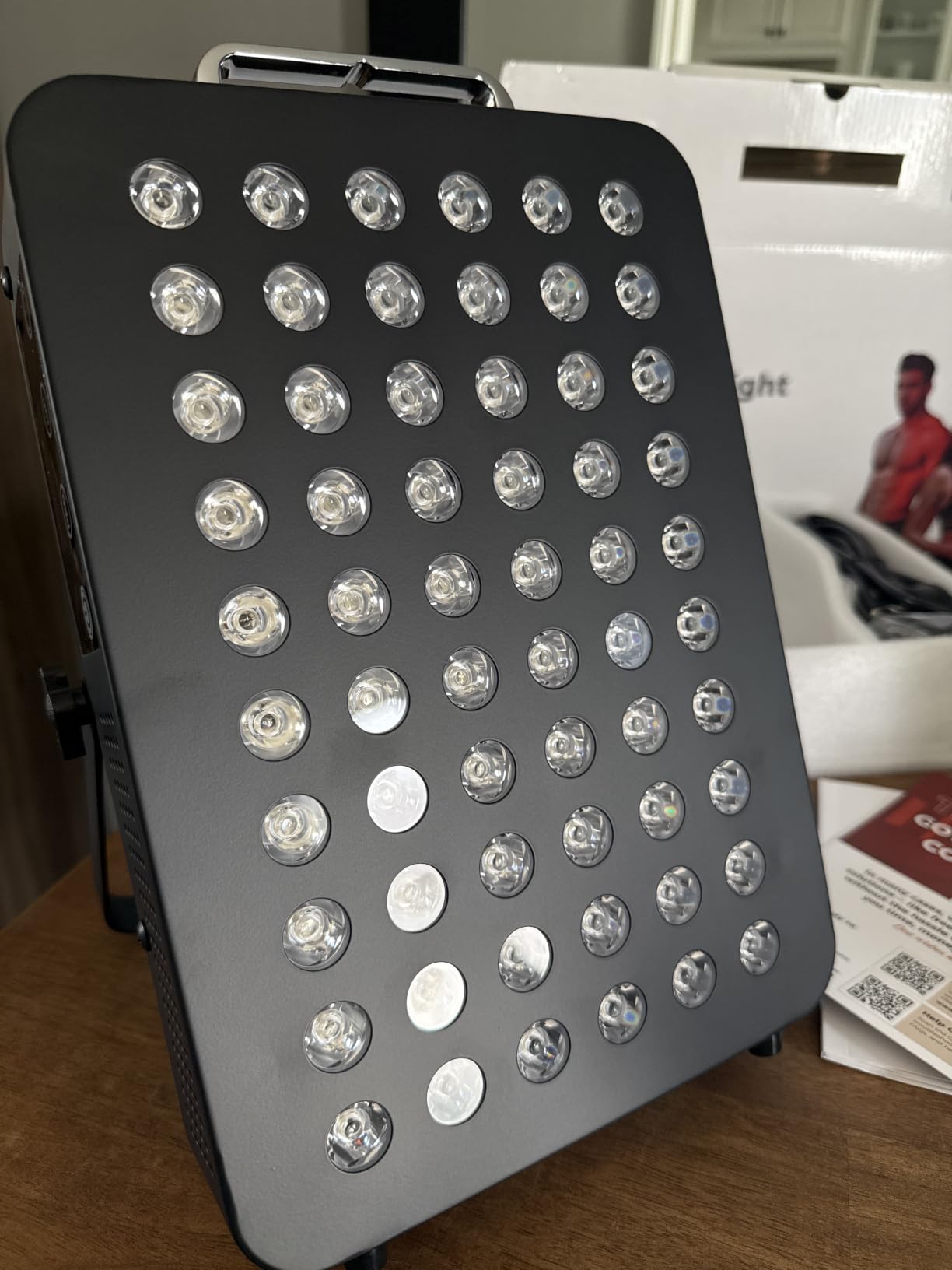 BestQool Red Light Therapy Panel, 660nm Red & 850nm Infrared Light, 105W customer photo 1