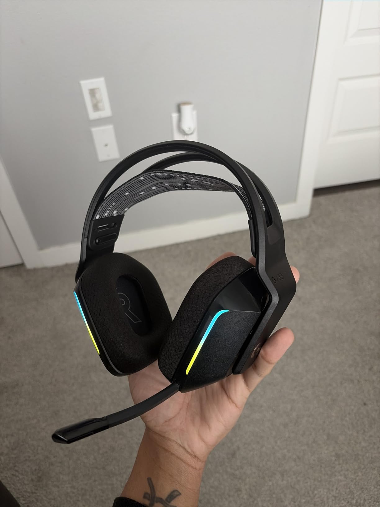 Logitech G733 Lightspeed Wireless Gaming Headset - Black | Suspension Headband, Blue VO!CE Mic, PRO-G Audio, PC, PS5, PS4, Switch Compatible customer photo 1