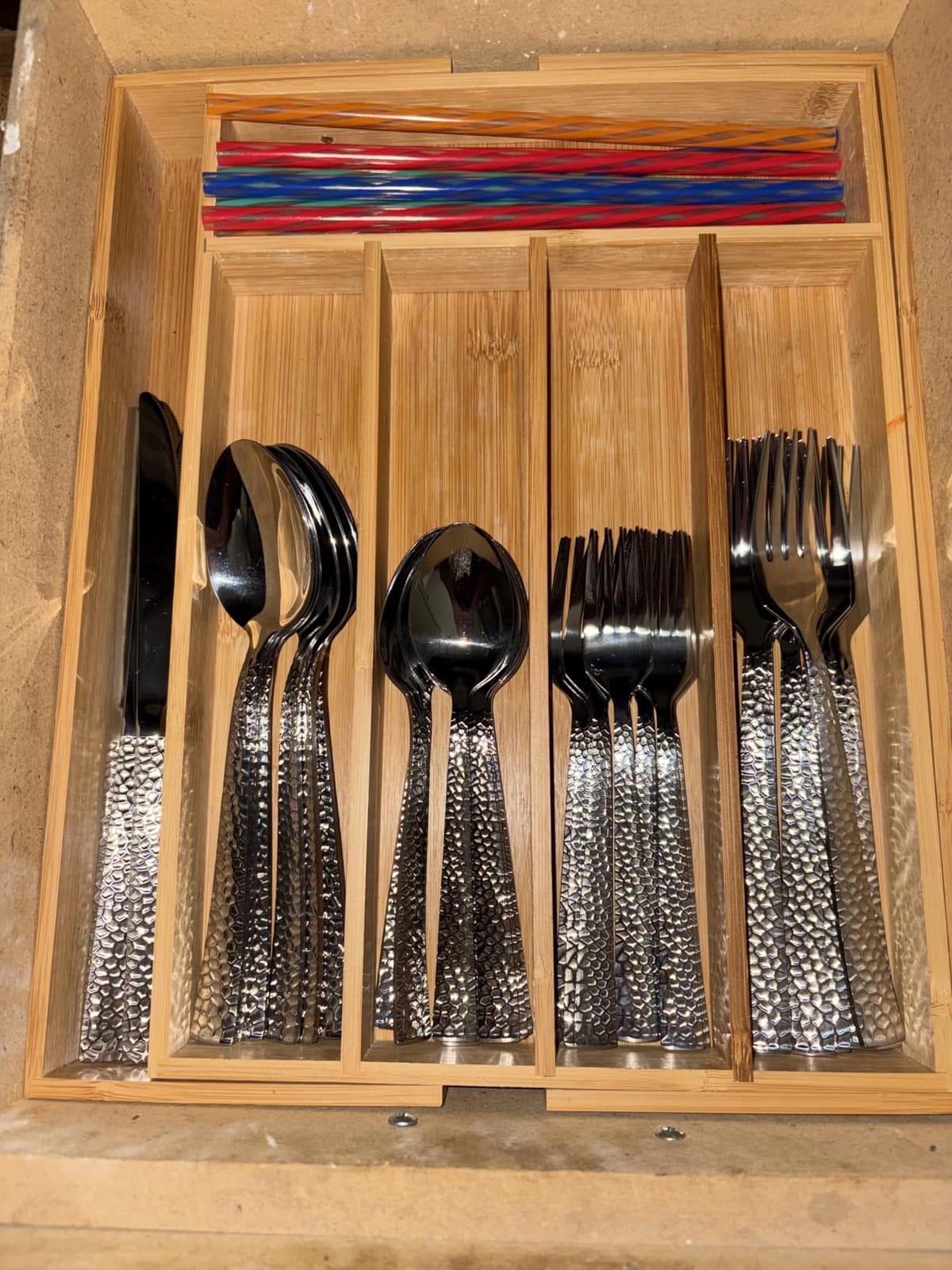 E-far Hammered Silverware Set for 8, 40 Pcs Stainless Steel Flatware Set | Includes Forks/Spoons/Dinner Knives, Cutlery Set for Home, Party, Wedding, Mirror Polished & Dishwasher Safe customer photo 2