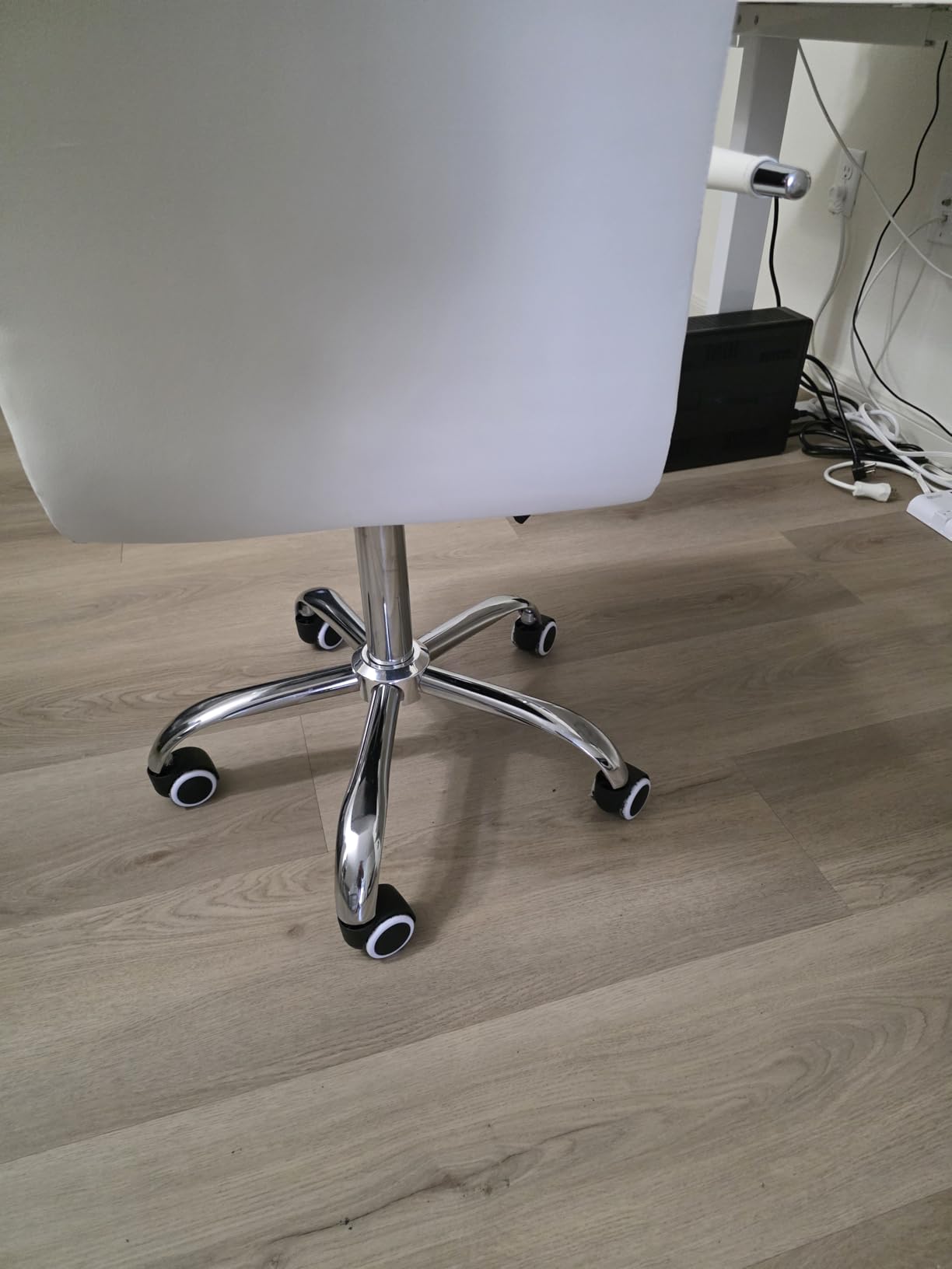 Furmax Vanity Office Chair with Wheels, Makeup PU Leather Executive Chair Modern Adjustable Home Desk Retro Comfortable Work Chair 360 Degree Swivel with Arms (White) customer photo 2