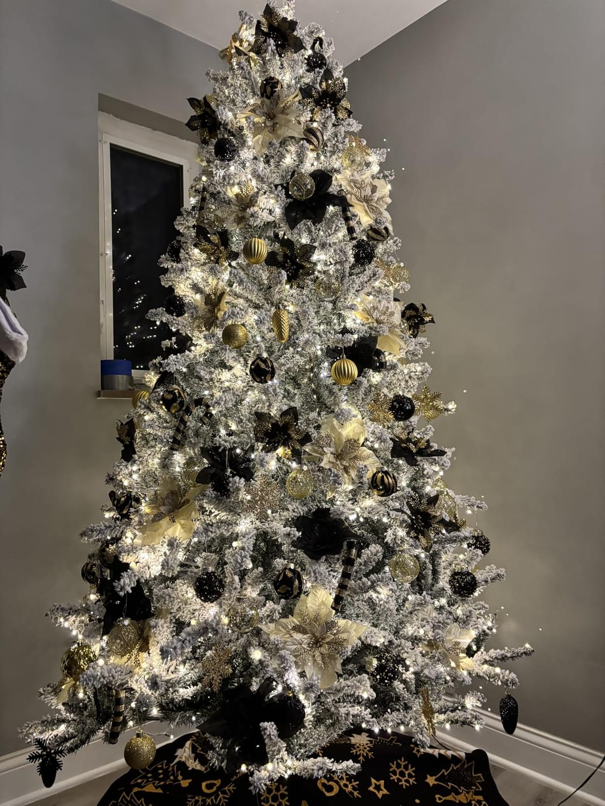 Hykolity 7.5 ft Flocked Prelit Christmas Tree customer photo 1