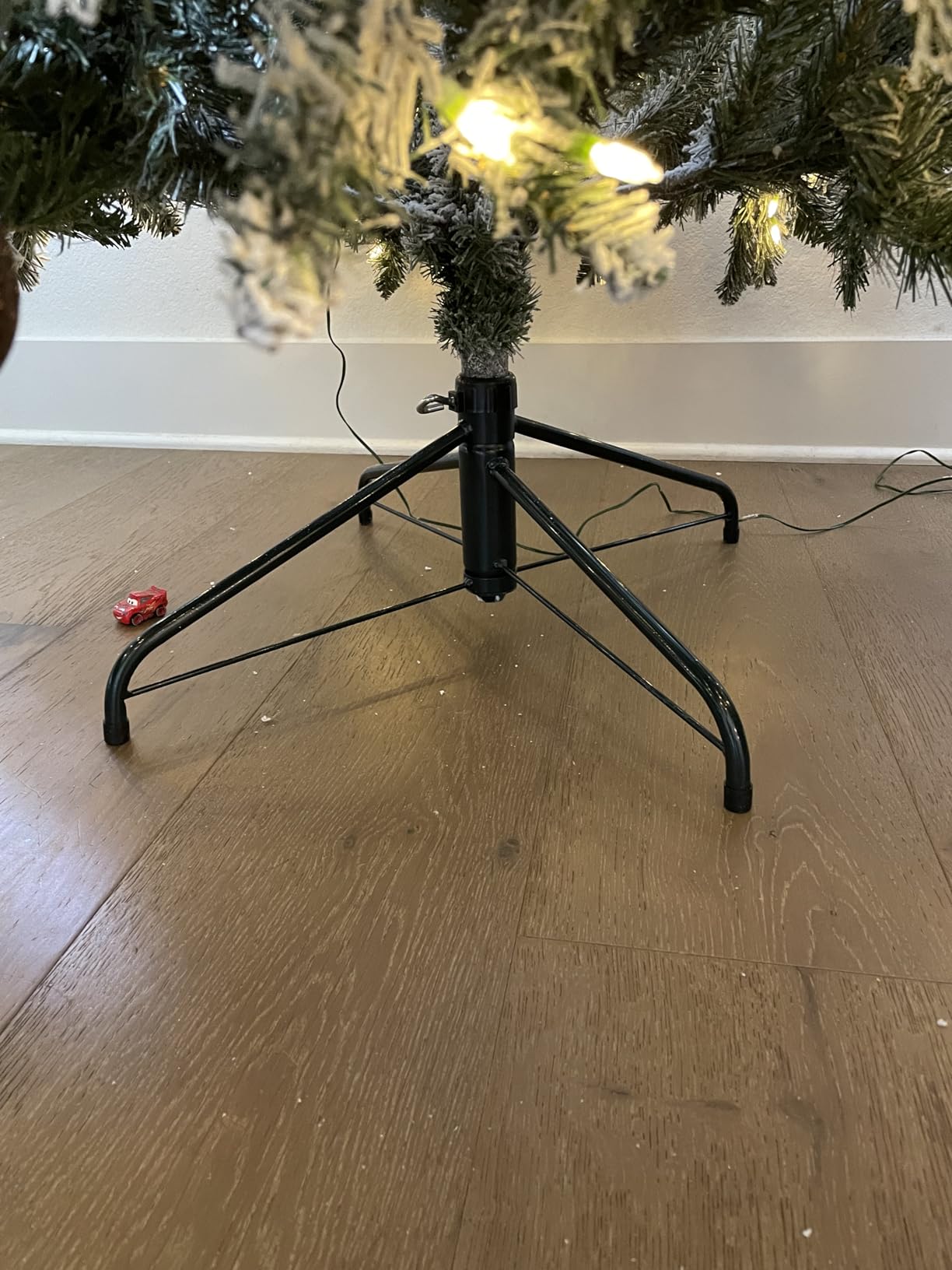 Hykolity 7.5 ft Flocked Prelit Christmas Tree customer photo 2