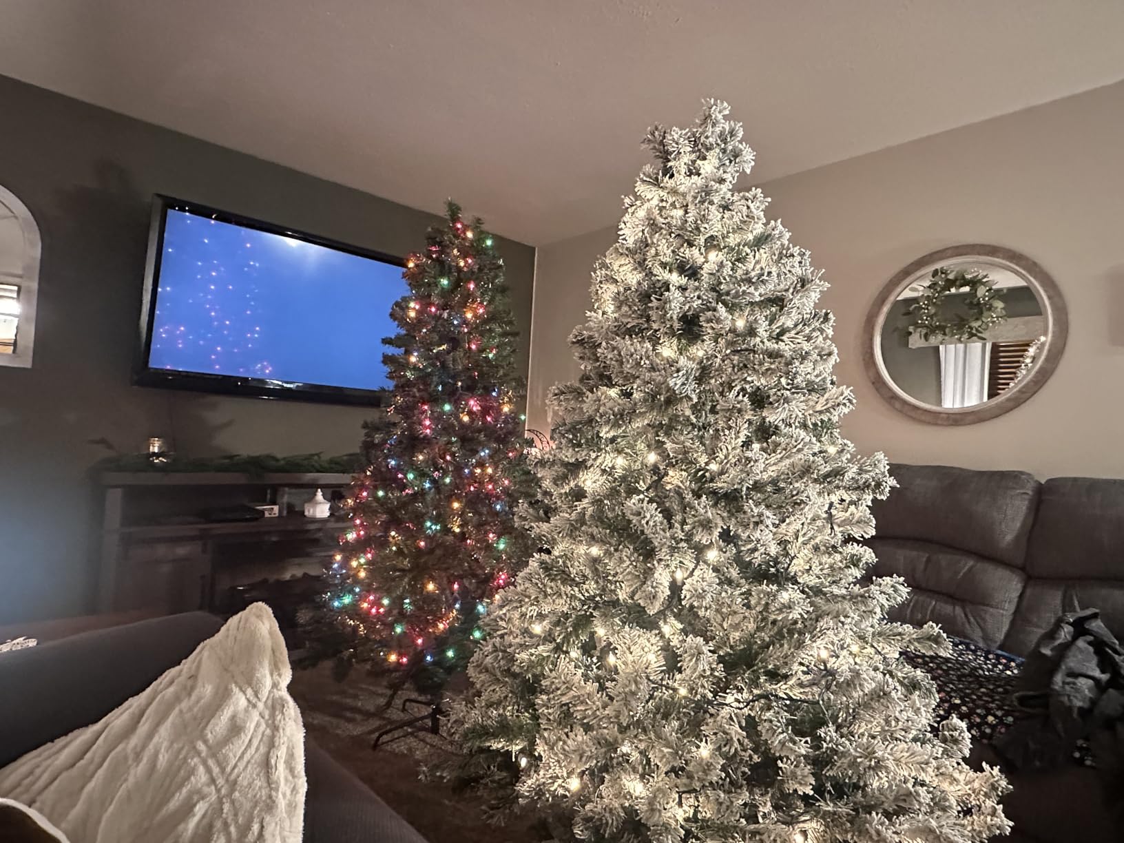 Yaheetech 7.5ft Premium Snow Flocked Hinged Artificial Christmas Tree customer photo 2