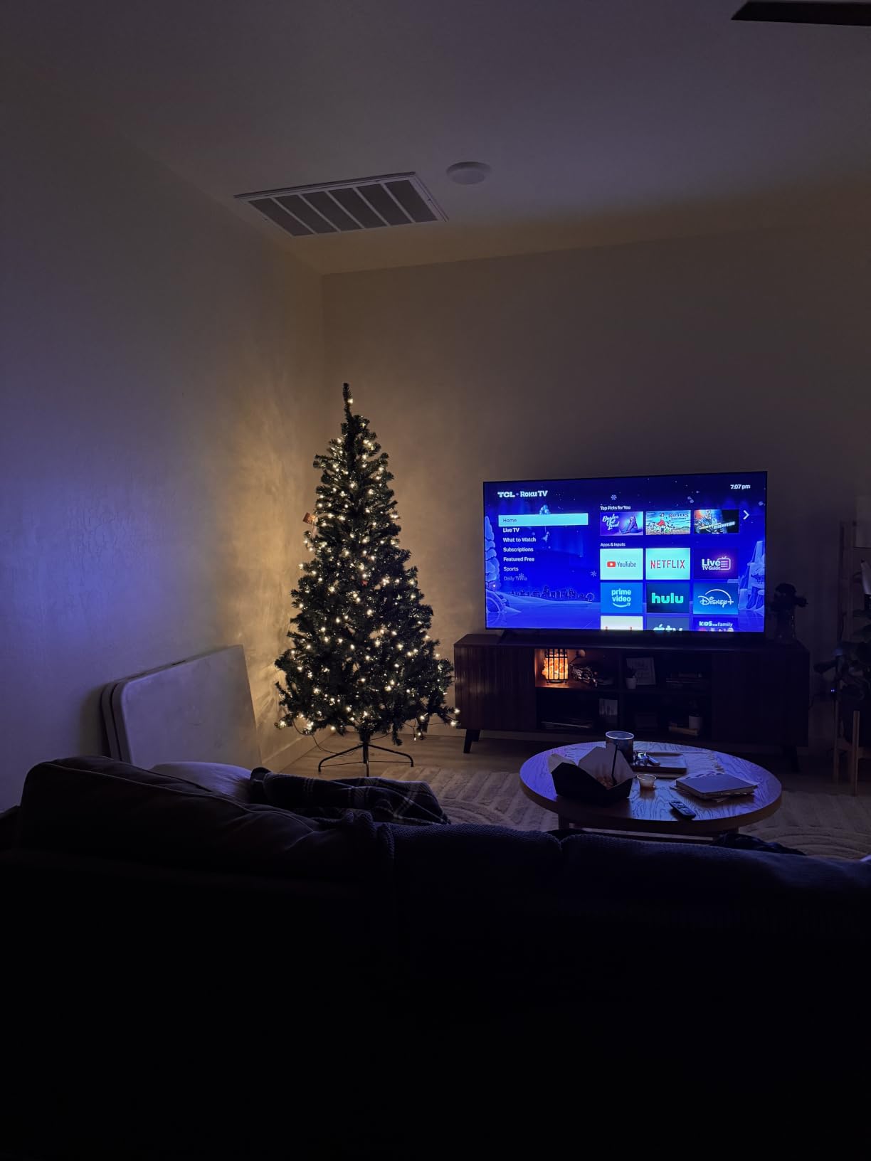 Yaheetech 6ft Pre-lit Christmas Tree with 300 Warm White Lights, Green customer photo 1