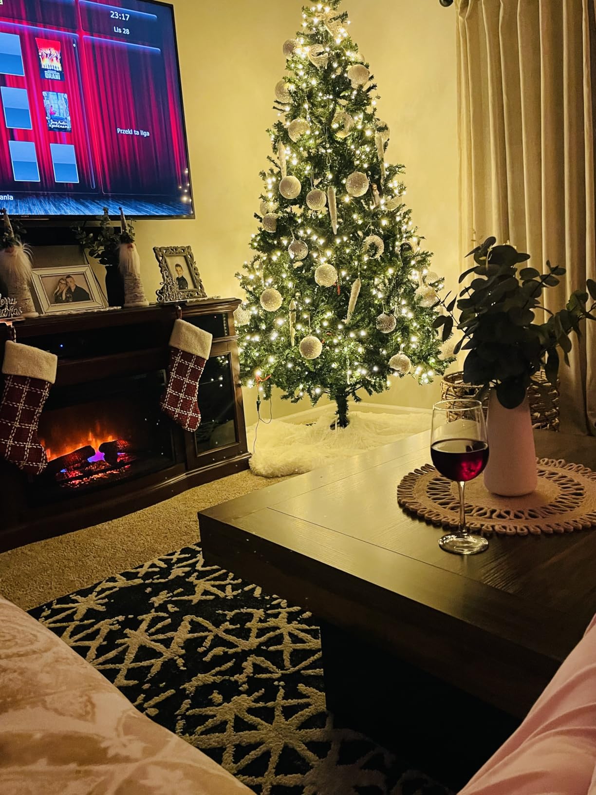 Yaheetech 6ft Pre-lit Christmas Tree with 300 Warm White Lights, Green customer photo 2
