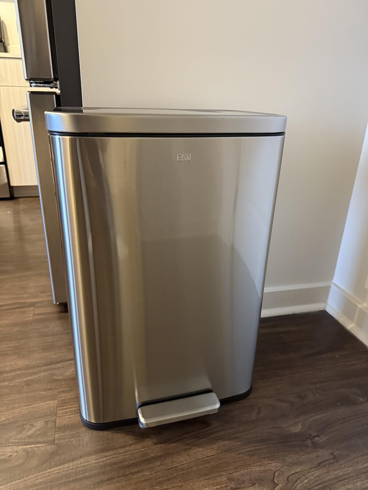 EKO Madison Brushed Stainless Steel 13.2 Gal/50L Kitchen Step Trash Can or Recycling Bin, Removable Inner Liner, Soft Close Lid, Fingerprint Resistant Finish customer photo 1
