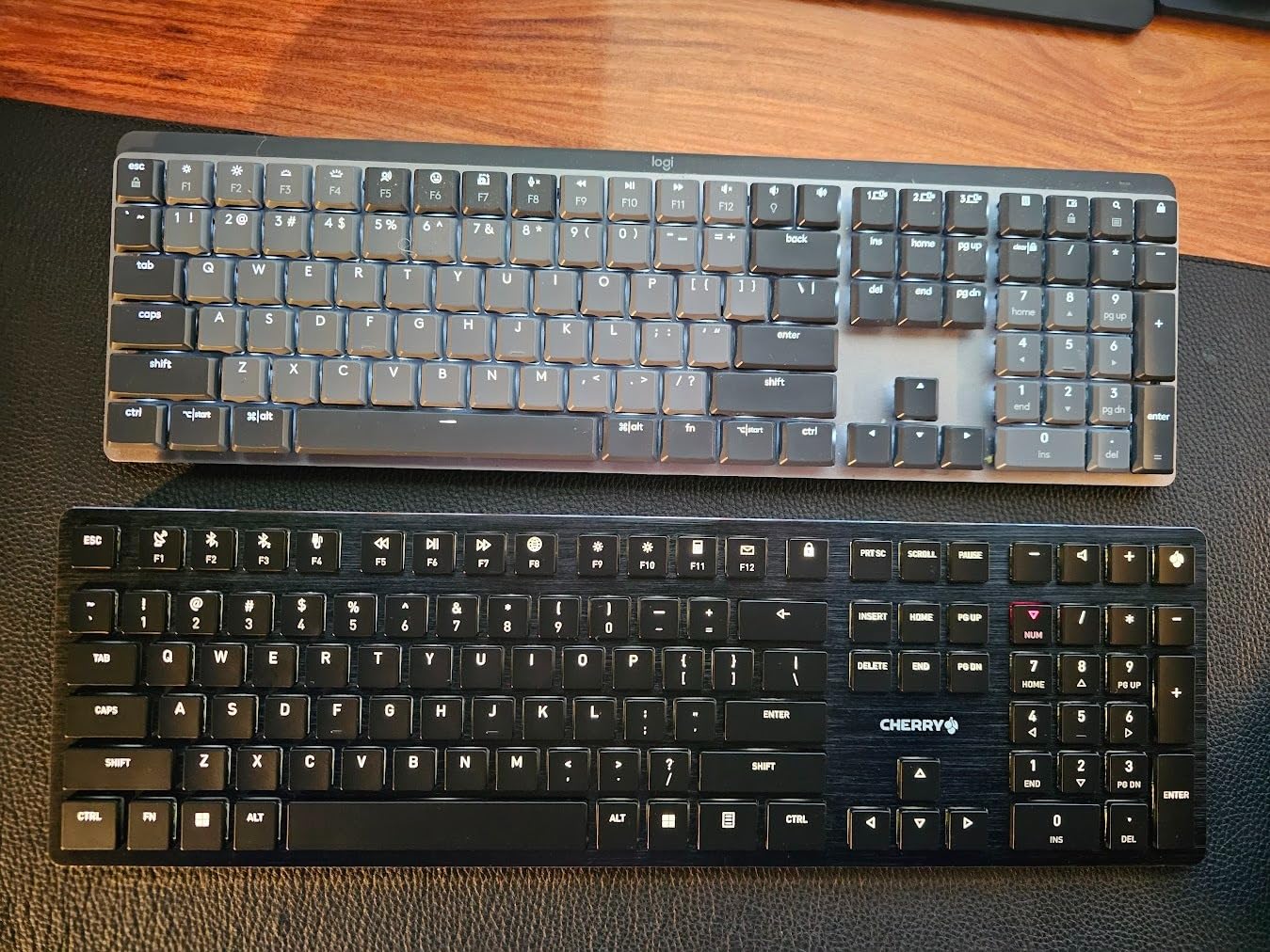 Logitech MX Mechanical Wireless Illuminated Keyboard Tactile - Graphite customer photo 1