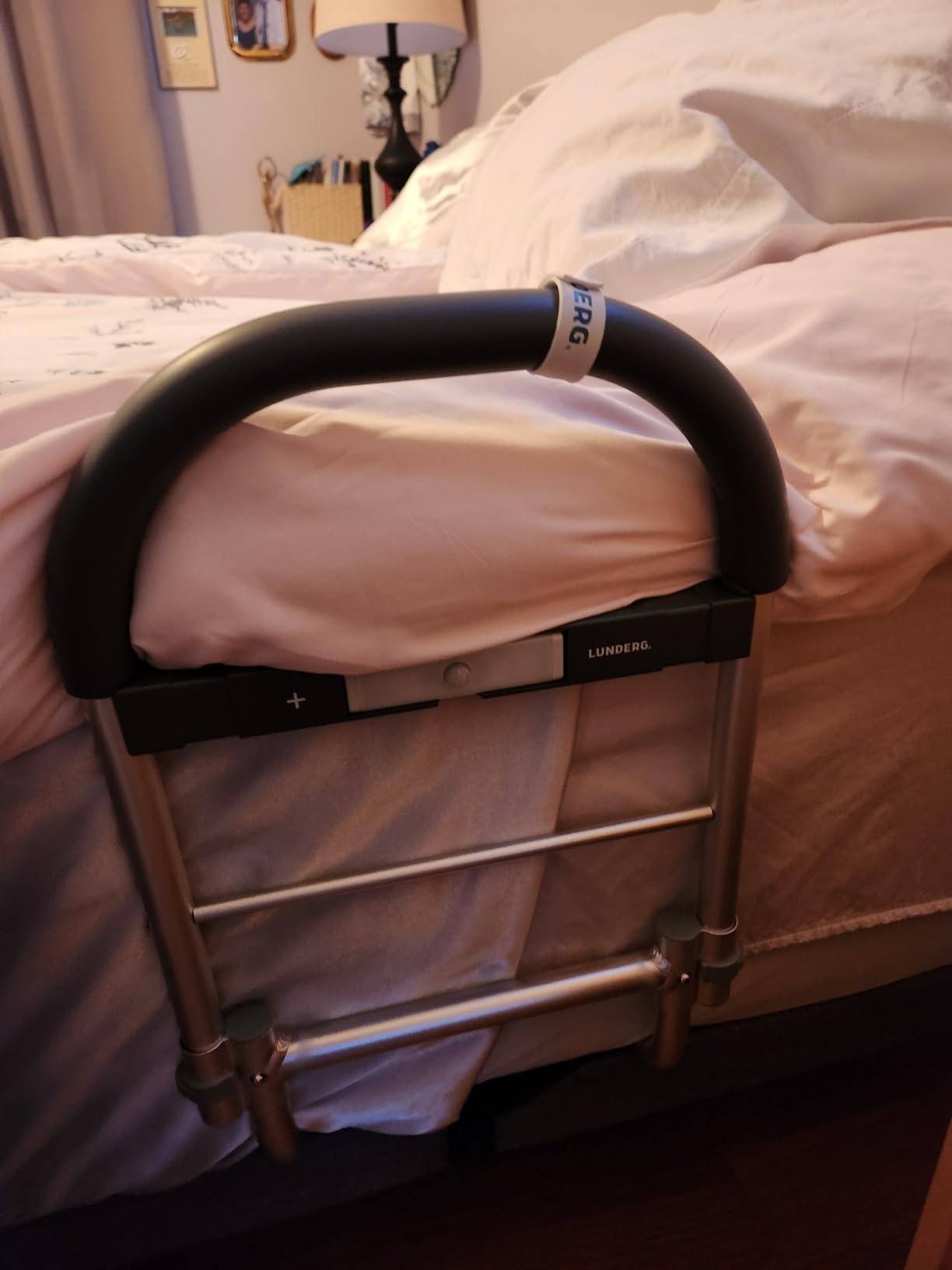 Lunderg Bed Assist Rail for Seniors with Motion Light & Non-Slip Grab Bar customer photo 2