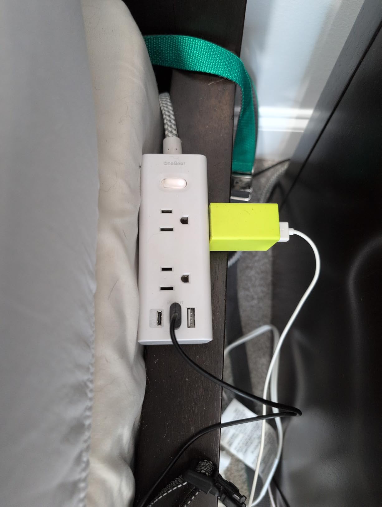 One Beat Surge Protector Power Strip, 5 Ft Flat Plug Extension Cord, 900J | 6 Outlets 4 USB Ports(2 USB C), Wall Mount Outlet Extender Small Power Strip for Travel Home Office College Dorm Room Station customer photo 2
