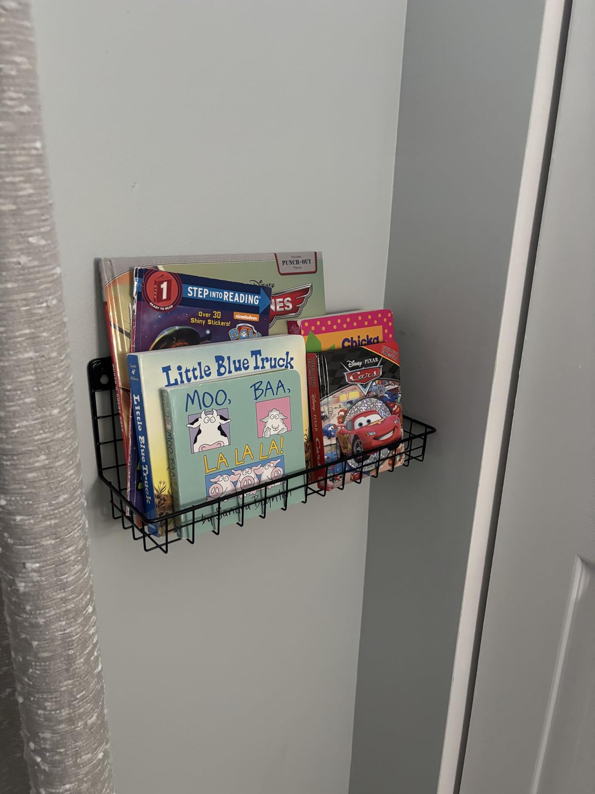 X-cosrack 4-Pack Wall Mounted Metal Kids Bookshelf, Floating Book Shelves for Kids Nursery Toddler Classroom, Hanging Book Shelf Organizer for Room Decor, Black customer photo 1