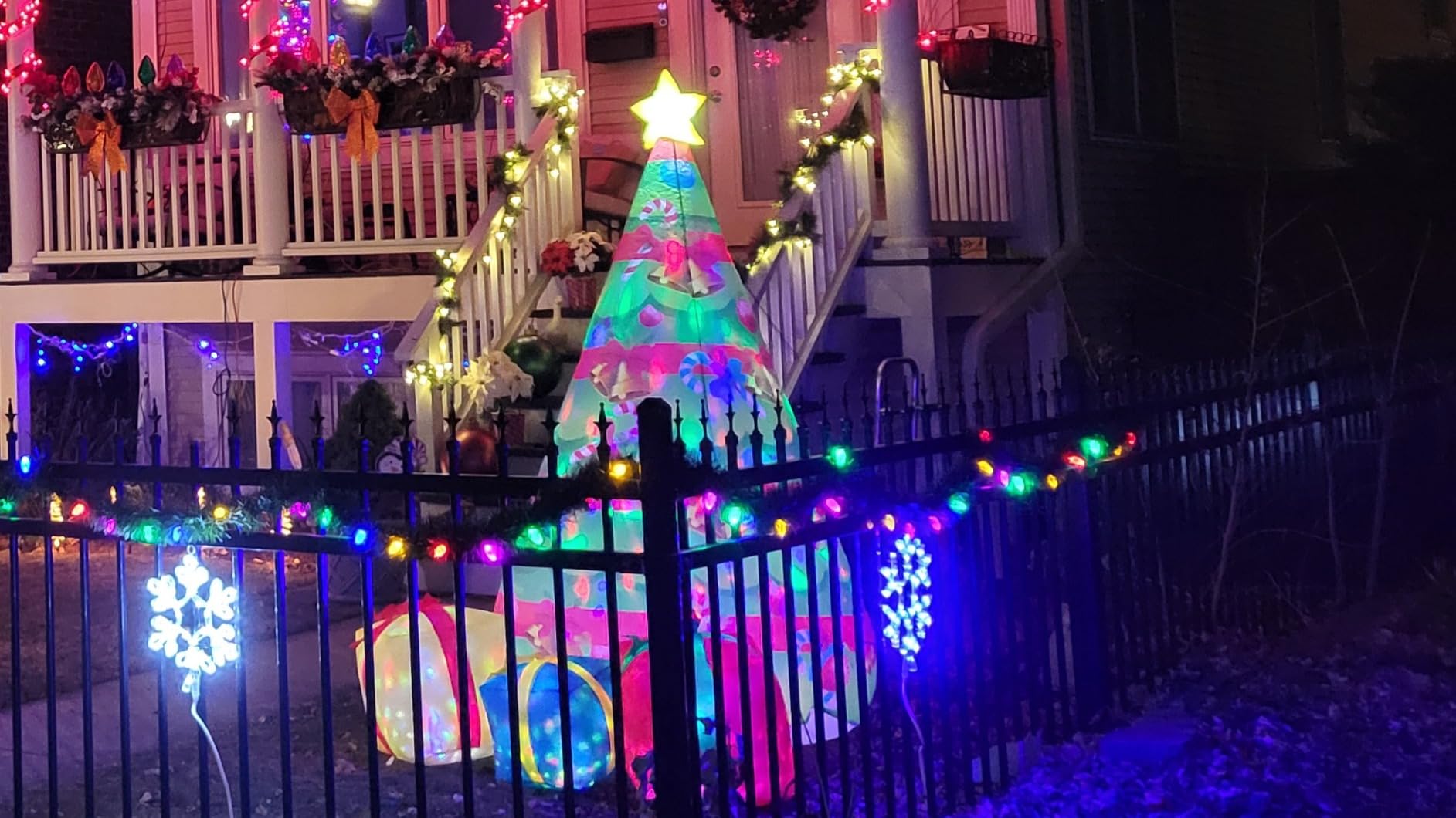COMIN 7 FT Christmas Inflatables Tree Outdoor Decorations Blow Up Yard Present Box with Built-in LEDs for Indoor Party Garden Lawn Decor (Color-27323) customer photo 1