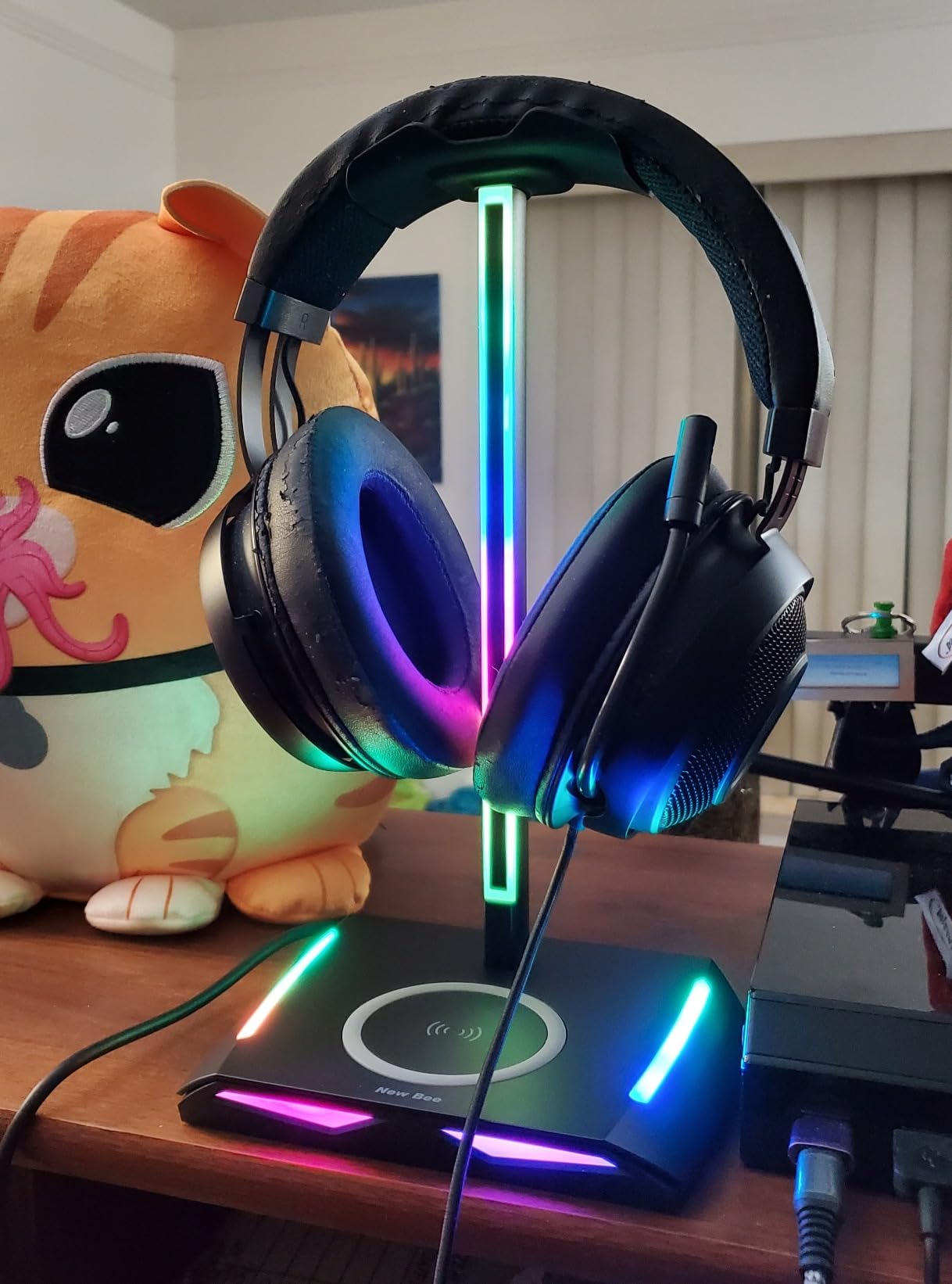 New Bee RGB Headphone Stand with 2 USB-C & 1 USB Charging Ports, Desk Gaming Headset Holder with 7 Light Modes and Non-Slip Rubber Base Suitable for All Earphone Accessories customer photo 1