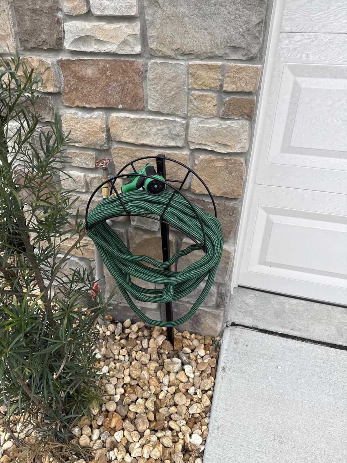 TomCare Garden Hose Holder, 4 Spikes Heavy Duty Hose Stand for 160FT Hose customer photo 1