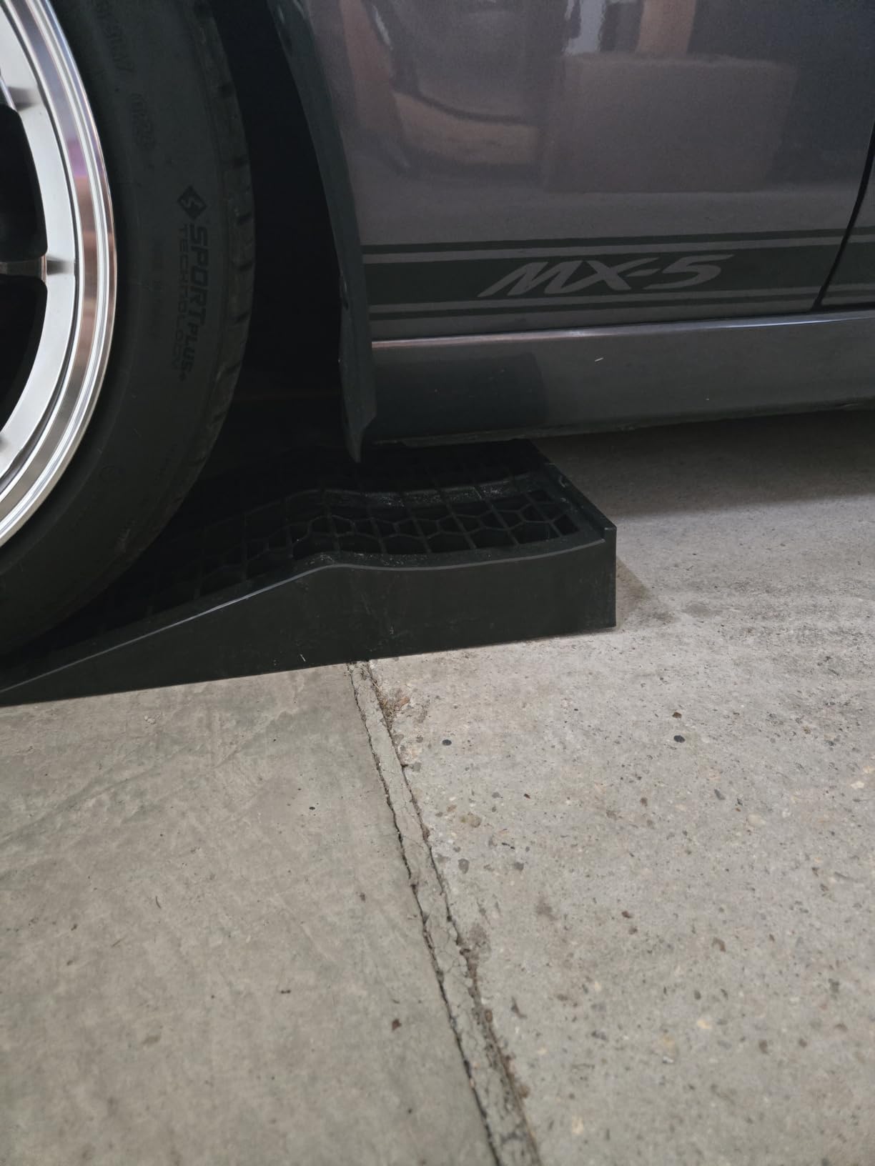 HOXWELL Portable Car Ramps for Oil Changes High Lift, Heavy Duty Low Profile Car Ramps for Jack Support, Vehicle Ramps for Garage, 31.5''x8.1''x4.9'', GVW 10000 LBS, 2PCS customer photo 1
