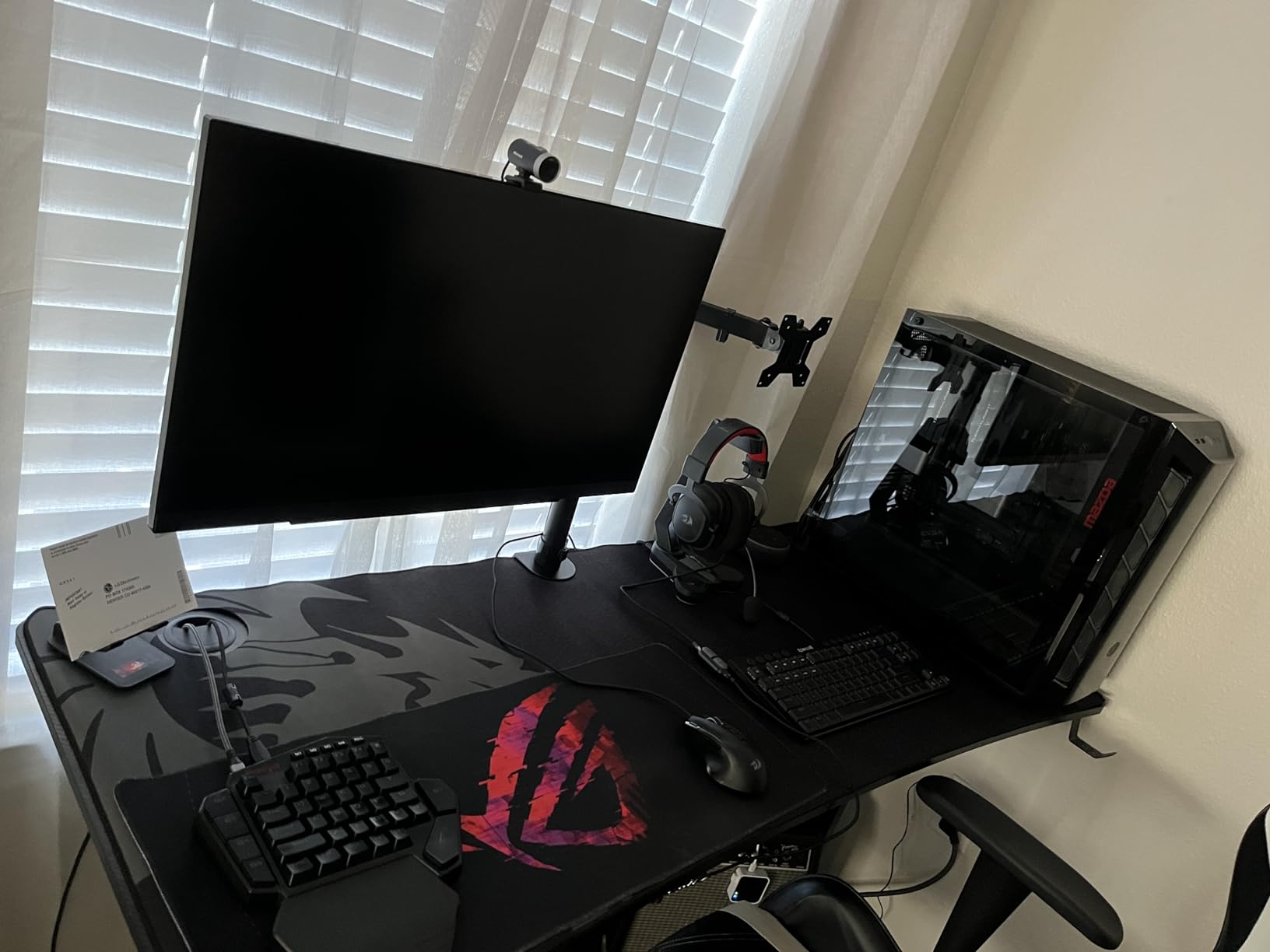 LG 27GR83Q-B 27-inch Ultragear QHD (2560x1440) IPS Gaming Monitor, 240Hz, 1ms, DisplayHDR 400, G-Sync AMD FreeSync Premium, HDMI 2.1 DisplayPort, 4-Pole HP Out DTS GP:X, Tilt/Height/Pivot Stand, Black customer photo 1