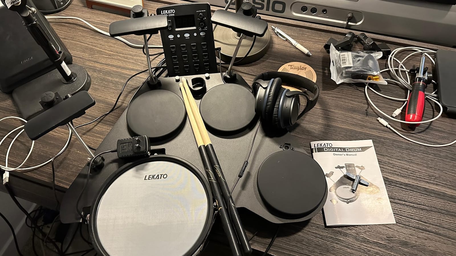 LEKATO Electronic Drum Set, Portable Electric Drum Set for Beginner with Quiet Mesh Snare Drum Pads, 220+ Sounds, USB MIDI, 2 Switch Pedal, Electric Drum Kit with Sticks, Travel Bag customer photo 1