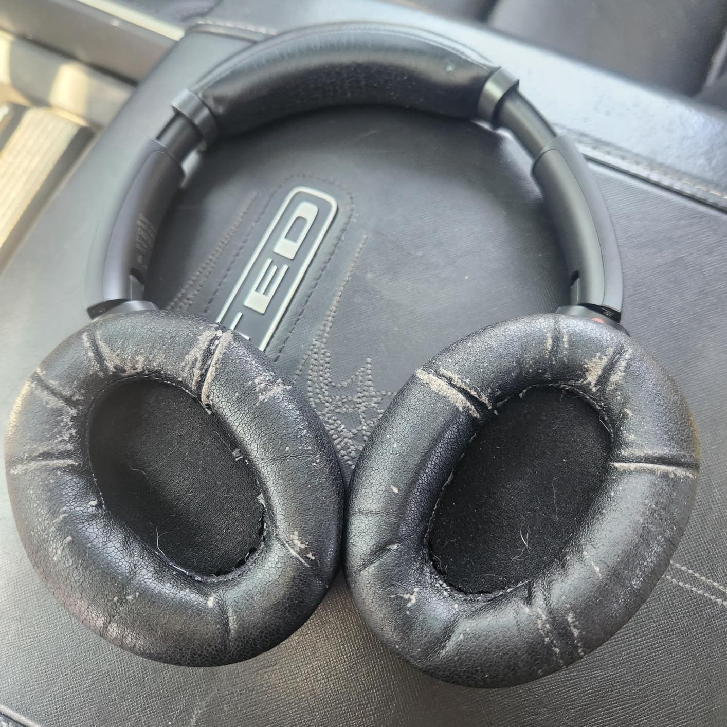 Sony WH-1000XM4 Wireless Premium Noise Canceling Overhead Headphones - 30hr Battery Life, Over Ear Style with Mic for Phone-Call and Alexa Voice Control - Black International Version customer photo 1