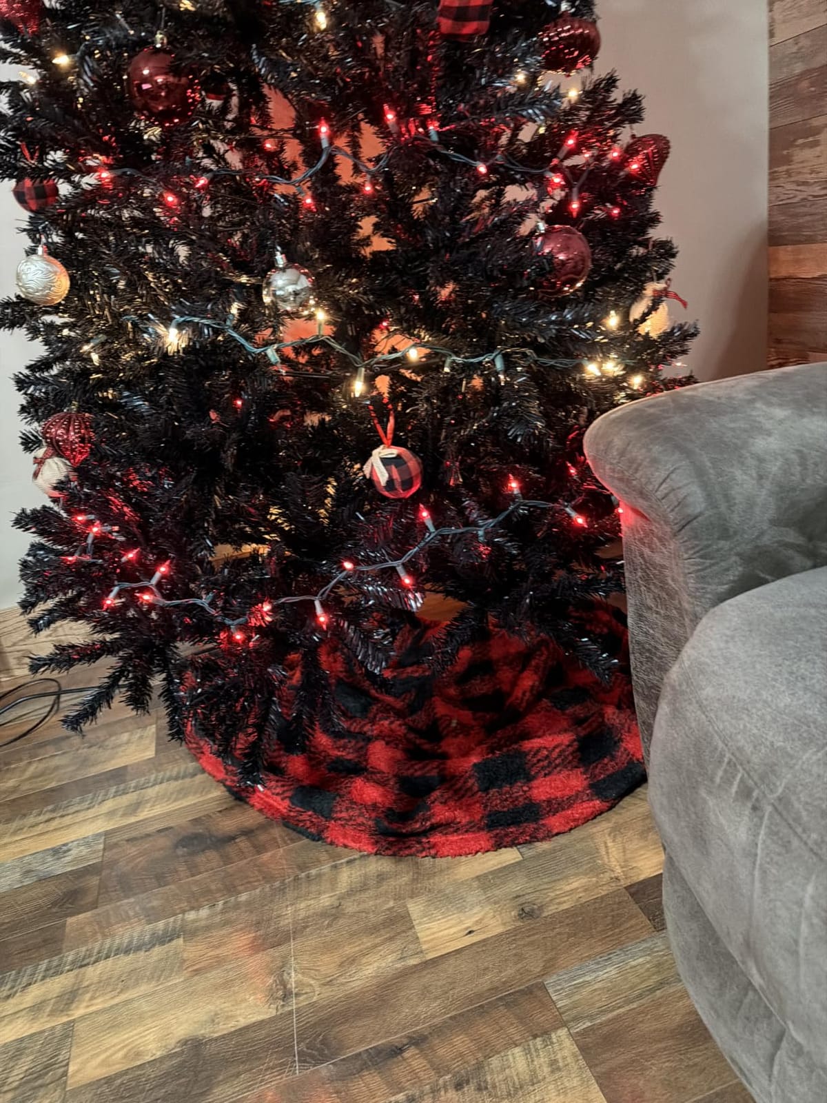 Best Choice Products Artificial Christmas Tree, 4.5ft Premium Unlit Realistic Spruce Holiday Décor w/Dense Branches, Easy Assembly, Metal Base - Green Spruce customer photo 1