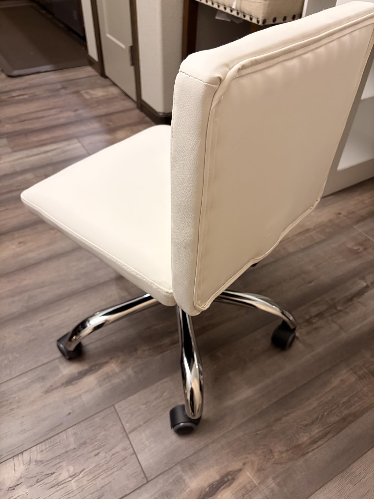 VECELO PU Leather Mid-Back Armless Vanity Chair Adjustable Height 360° Rolling Swivel for Home Office Work, White customer photo 2