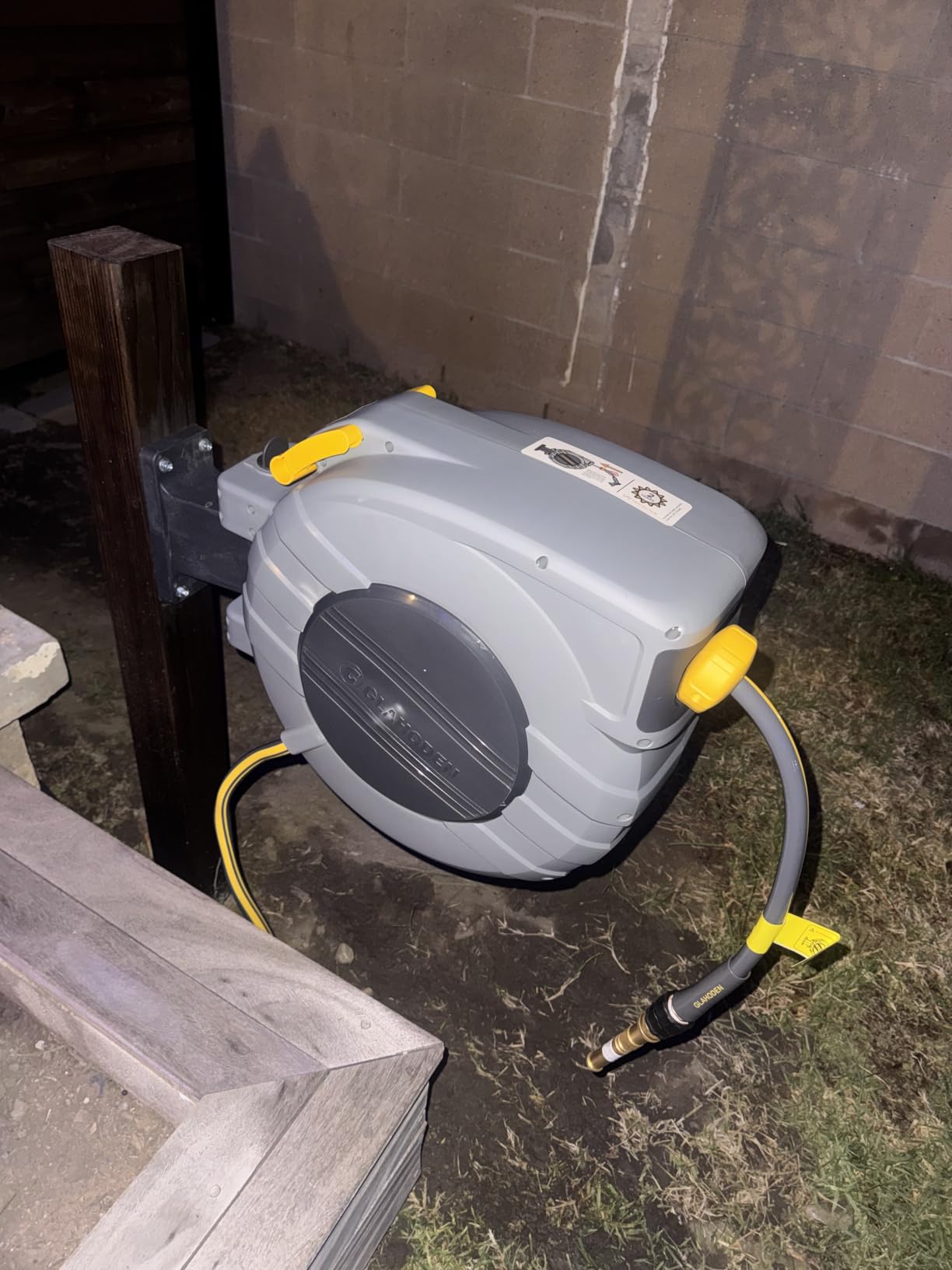 Retractable Garden Hose Reel, 5/8 in x 100 ft UV Resistant Heavy Duty Water Hose Reel with Automatic Slow Rewind & Any Length Lock, 180° Swivel Wall Mount Hose Reels for Outside, 3/4 in Brass Fitting customer photo 1