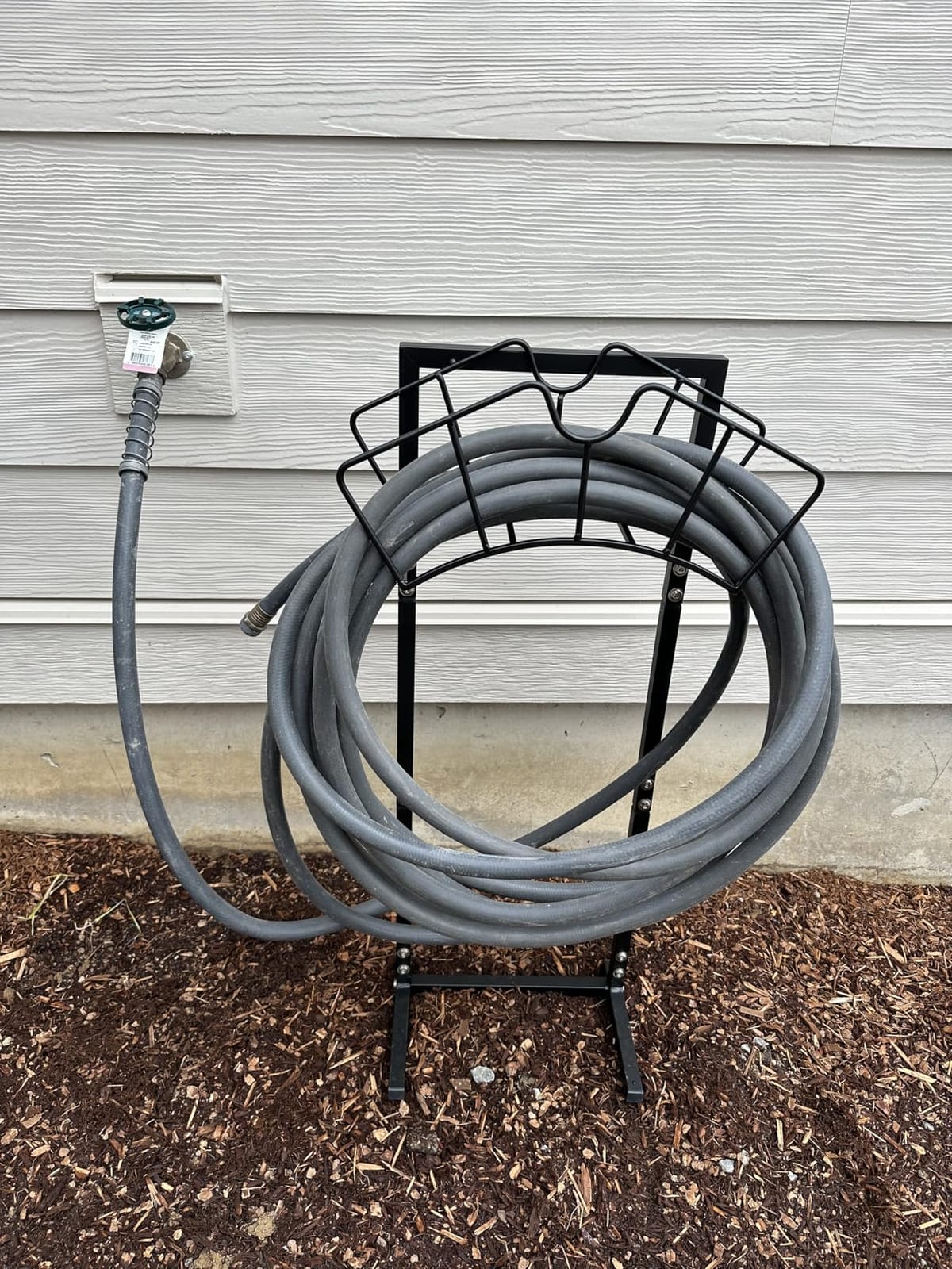 Qatsrin Super Stable Garden Hose Holder, Water Hose Reel holds 160ft, Black customer photo 2