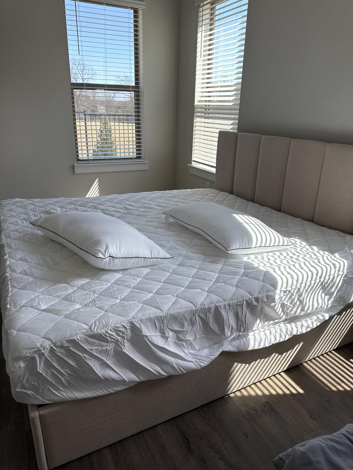 VELOCAVA King Size Upholstered Lift-Up Storage Bed, Beige Linen-Look Fabric Bed Frame with Vertical Panel Headboard, Hydraulic Lift Storage, Wooden Slat Support, No Box Spring Needed customer photo 1