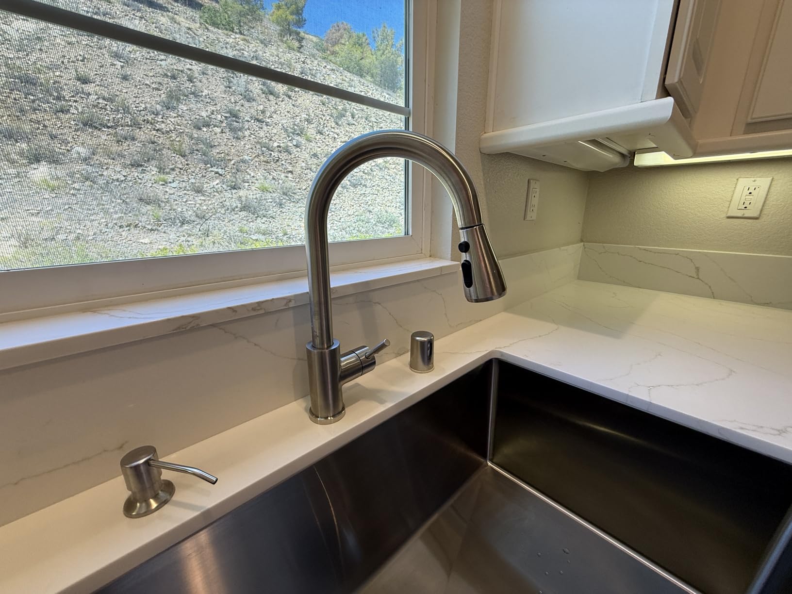 Hiqufet Touchless Kitchen Faucet, Pull Down Sprayer, Brushed Nickel customer photo 1