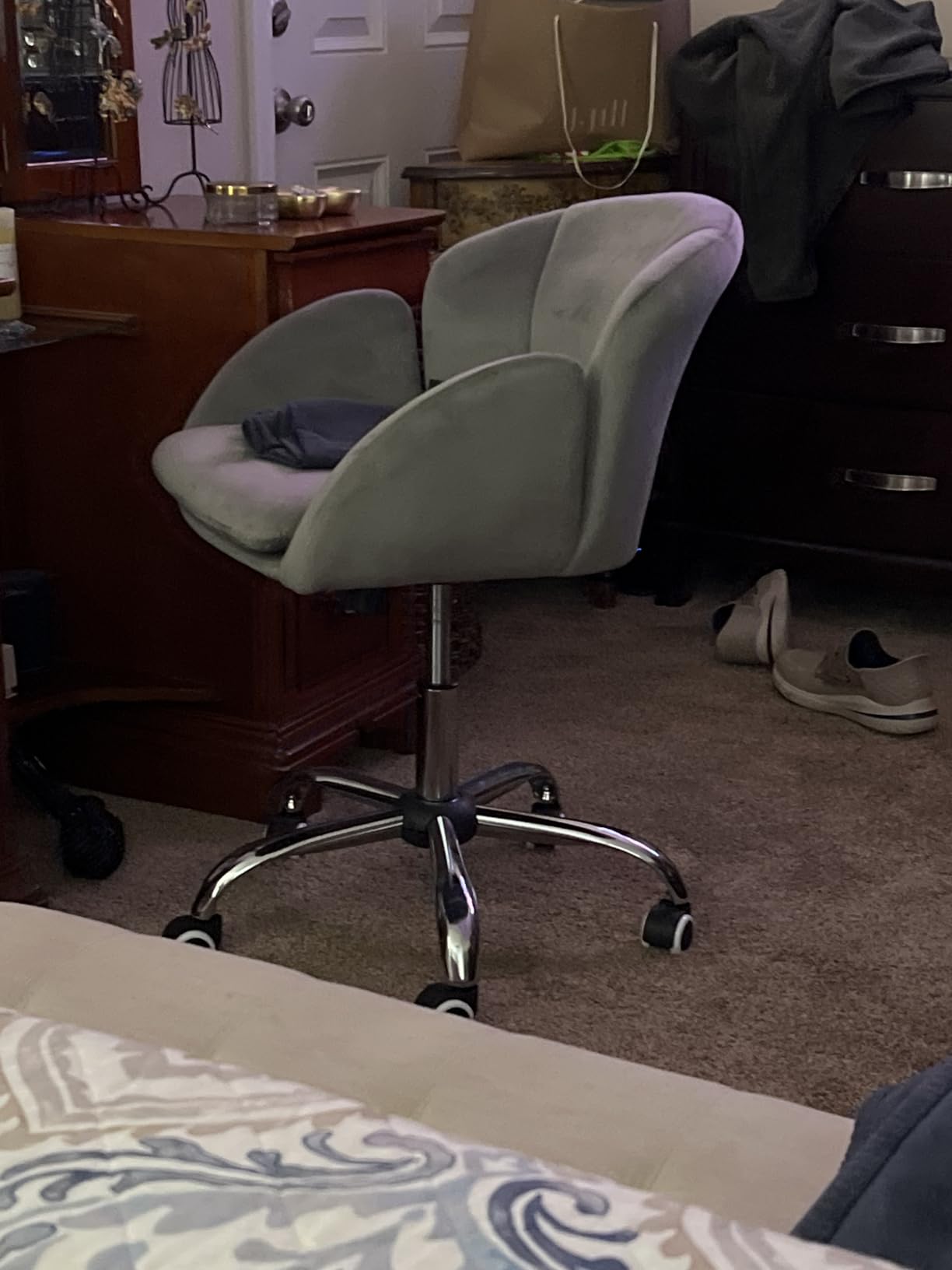 Yaheetech Snowy Petal Velvet Makeup Vanity Desk Chair with Wheels, Swivel customer photo 1