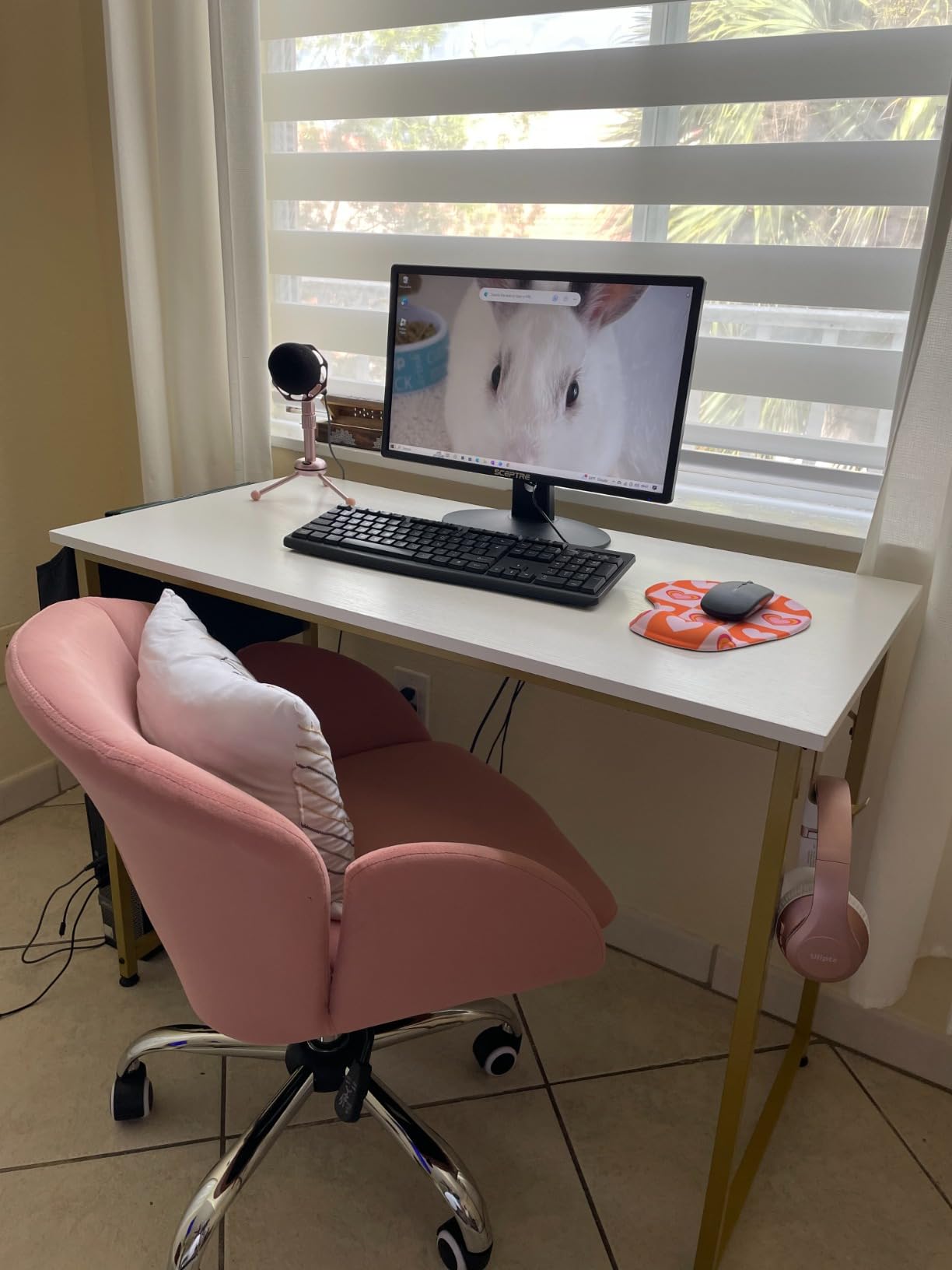 Yaheetech Snowy Petal Velvet Makeup Vanity Desk Chair with Wheels, Swivel customer photo 2