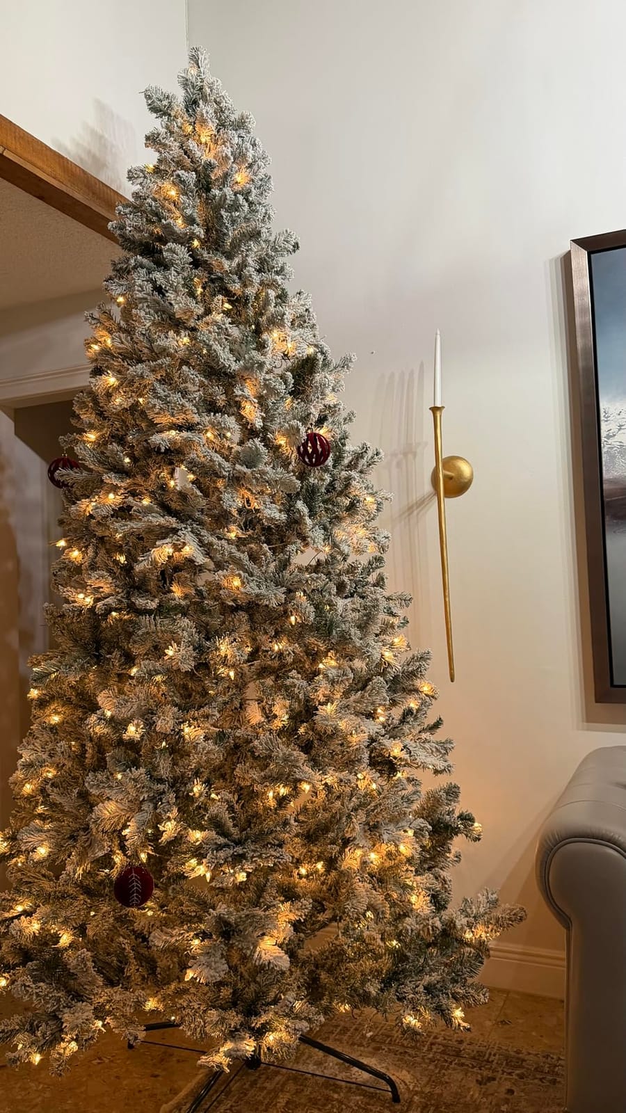 SHareconn 7ft Snow Flocked Spruce Pre-lit Artificial Christmas Tree, White customer photo 1