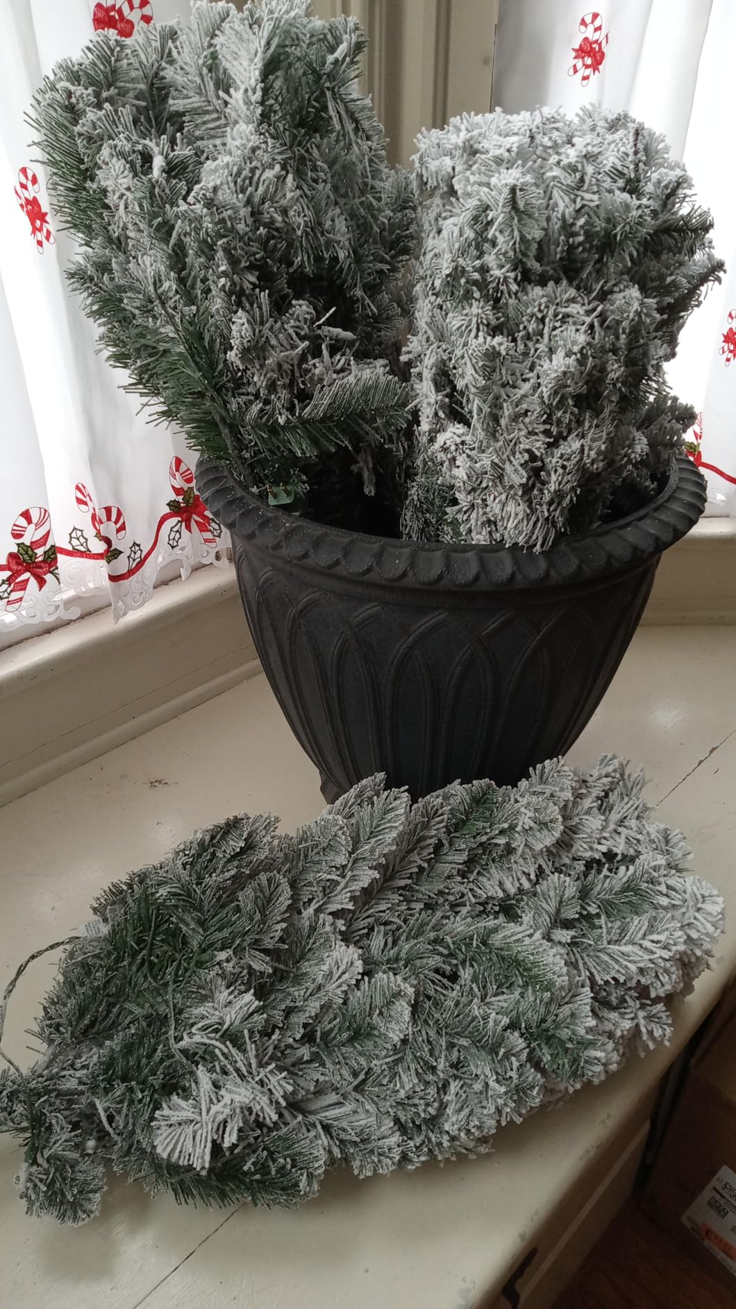 SHareconn 7ft Snow Flocked Spruce Pre-lit Artificial Christmas Tree, White customer photo 2