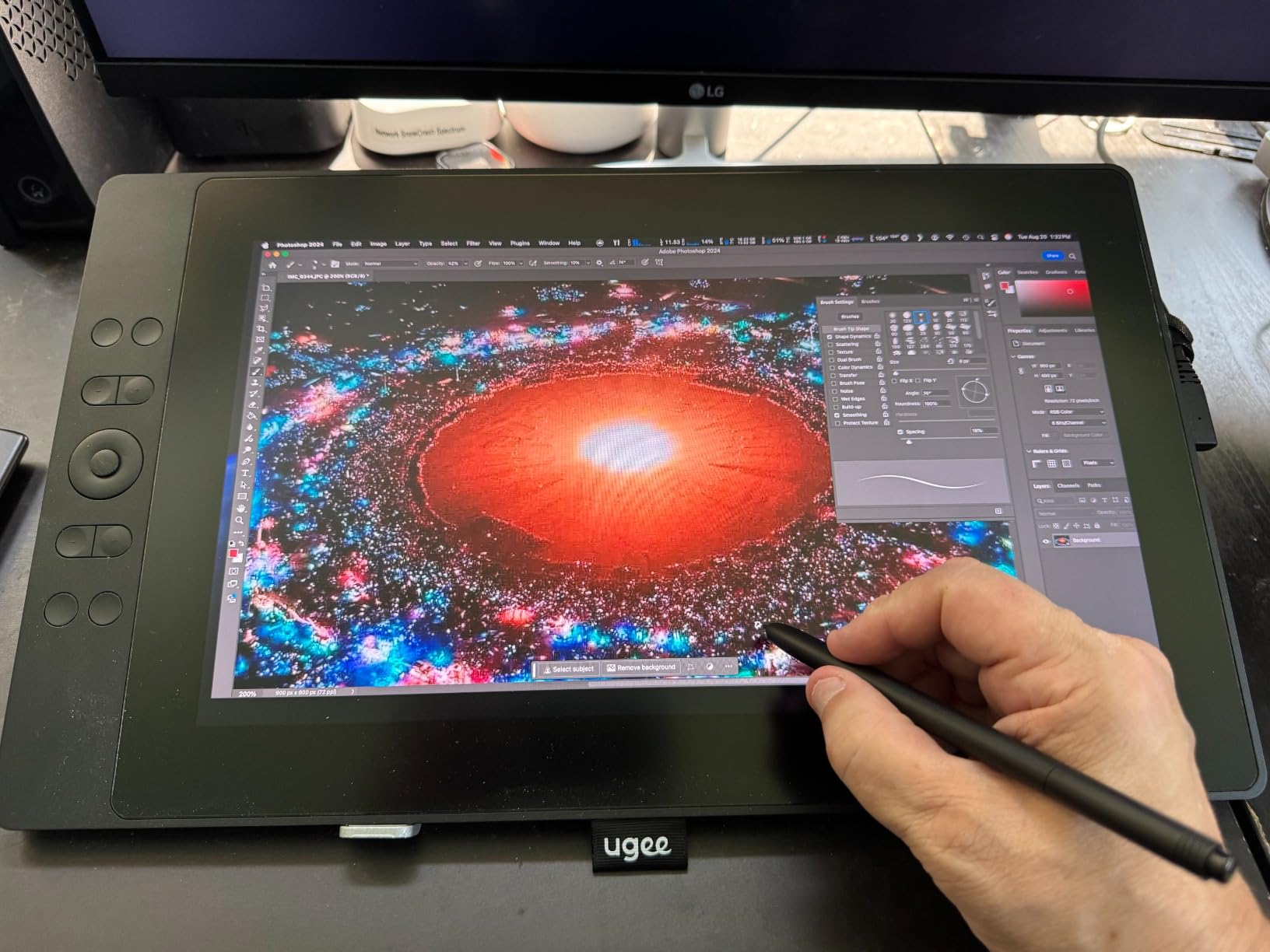 UGEE 15.4 inch Drawing Tablet with Screen,143% sRGB UE16 Computer Graphics Tablet with Full-Laminated Screen 8+1 Hot Keys 16K Level Pressure Battery-Free Stylus,Drawing Pad for PC/Windows/Mac/Android customer photo 2