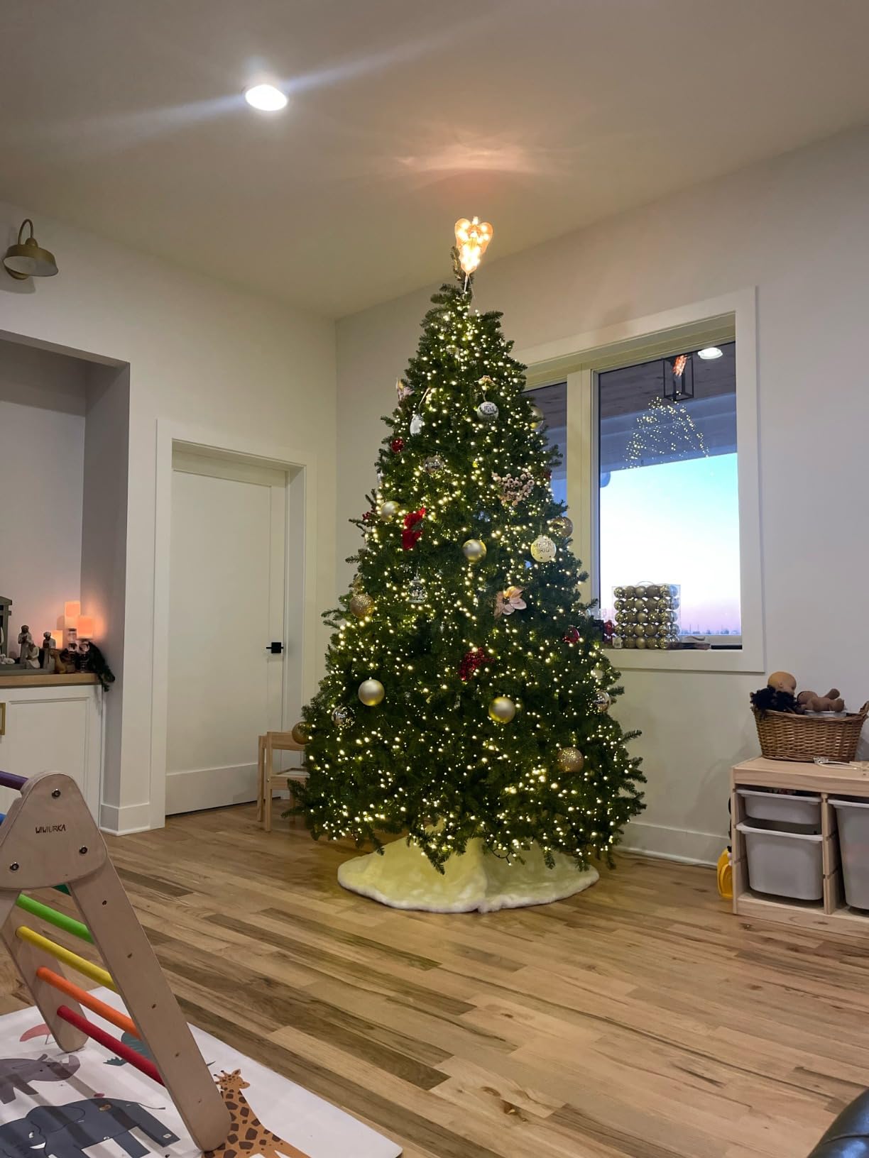 Dazzle Bright Smart Christmas String Lights, 98FT 300 LED RGB Color Changing String Lights with Remote & App Controlled, Halloween Decorations for Indoor Outdoor Holiday Xmas Tree Party Decor customer photo 1