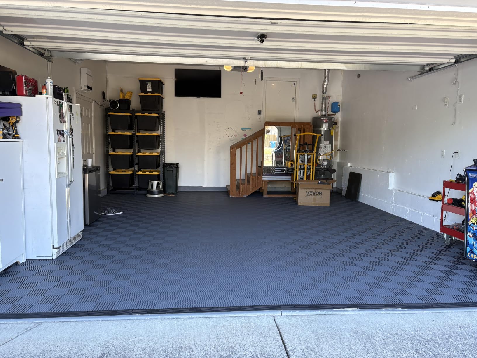 VEVOR Interlocking Drainage Mat, 12” x 12” Modular Interlocking Cushion, 55 Pcs Splicing Drainage Mats, Non-Slip PP Drainage Floor Tile and Shower Mat, for Garage, Garden, Kitchen & Outdoor, Black customer photo 1