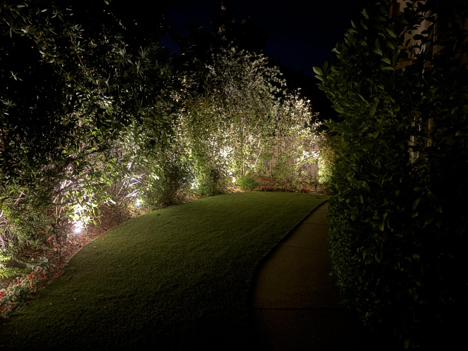 SUNVIE All-in-One LED Low Voltage Landscape Lighting Kit Dusk to Dawn 12PCS customer photo 2