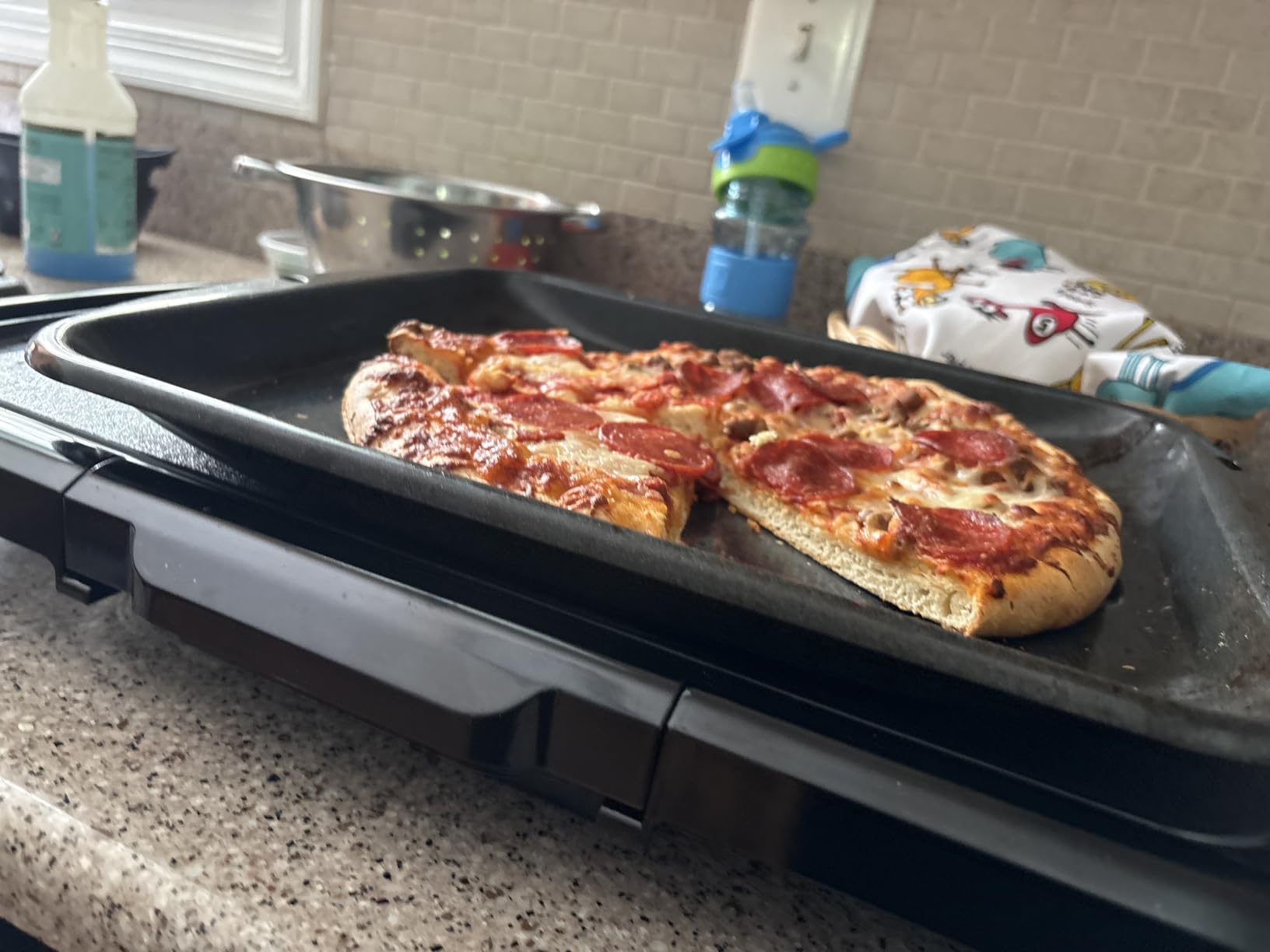 Amazon Basics Electric Griddle with Nonstick Ceramic Coating, Adjustable Temperature, Detachable Dishwasher Safe Plate, Drip Tray, 10 x 20 inches, Black customer photo 2