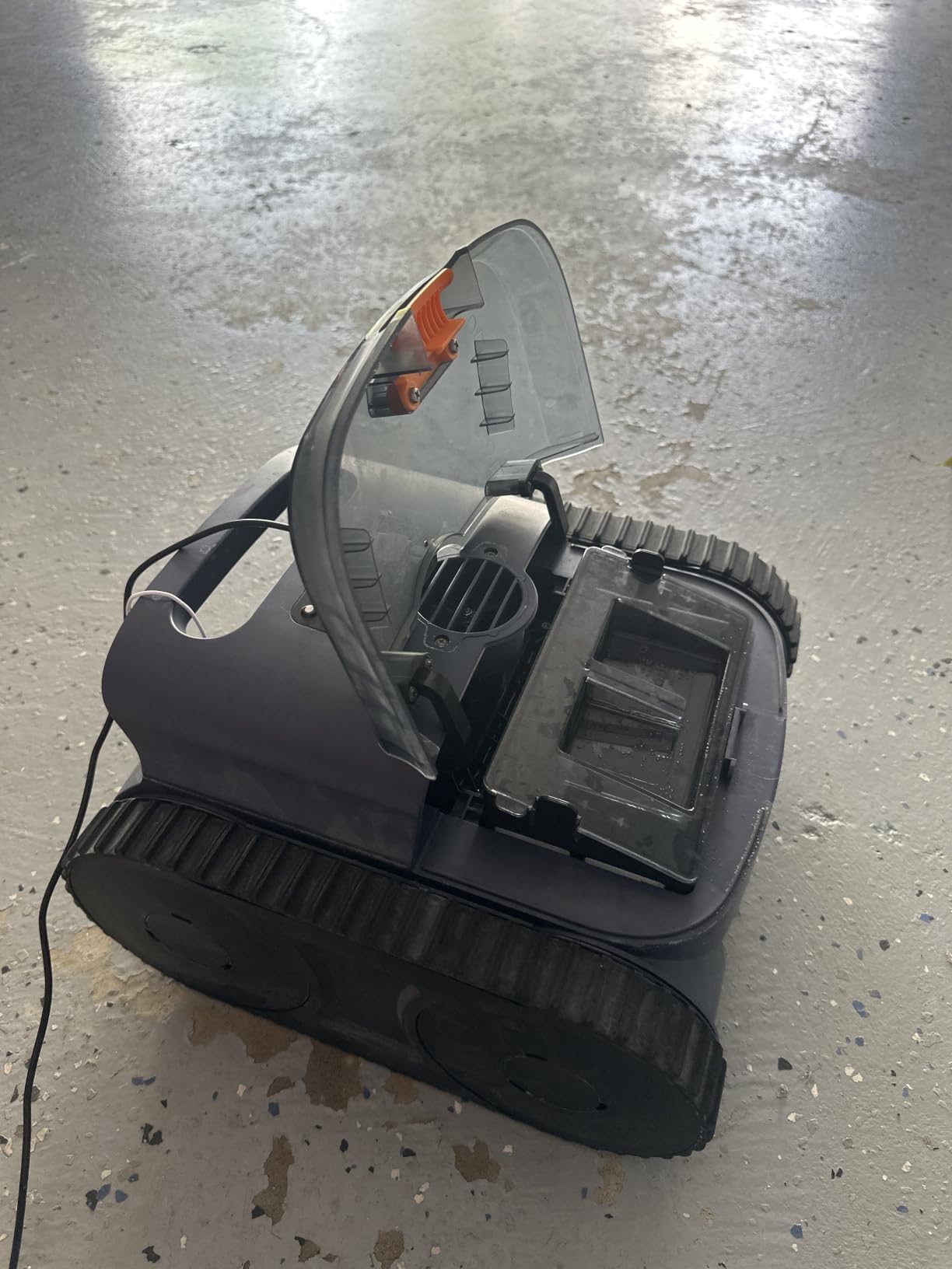 Cordless Robotic Pool Vacuum, Pool Cleaner with Track Drive & Sonar Navigation, 180W Brushless Motor, Wall & Waterline Climbing, 150-Min Runtime, for Inground & Above-Ground Pools up to 2150 Sq. Ft. customer photo 2