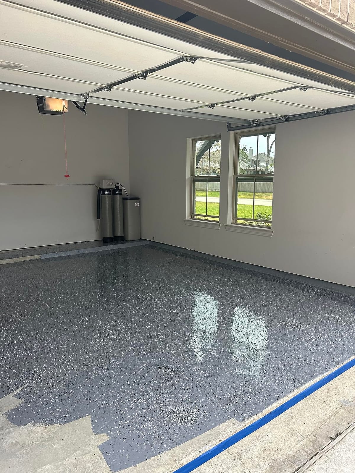 Epoxy Floor Kit – Good Full Kit – Gray Base with Blue Gray Blend Flake – Covers 500 sq. ft. at 9.7 mils Thickness – Ideal for Garage, Basement, Concrete Floors, and More customer photo 1