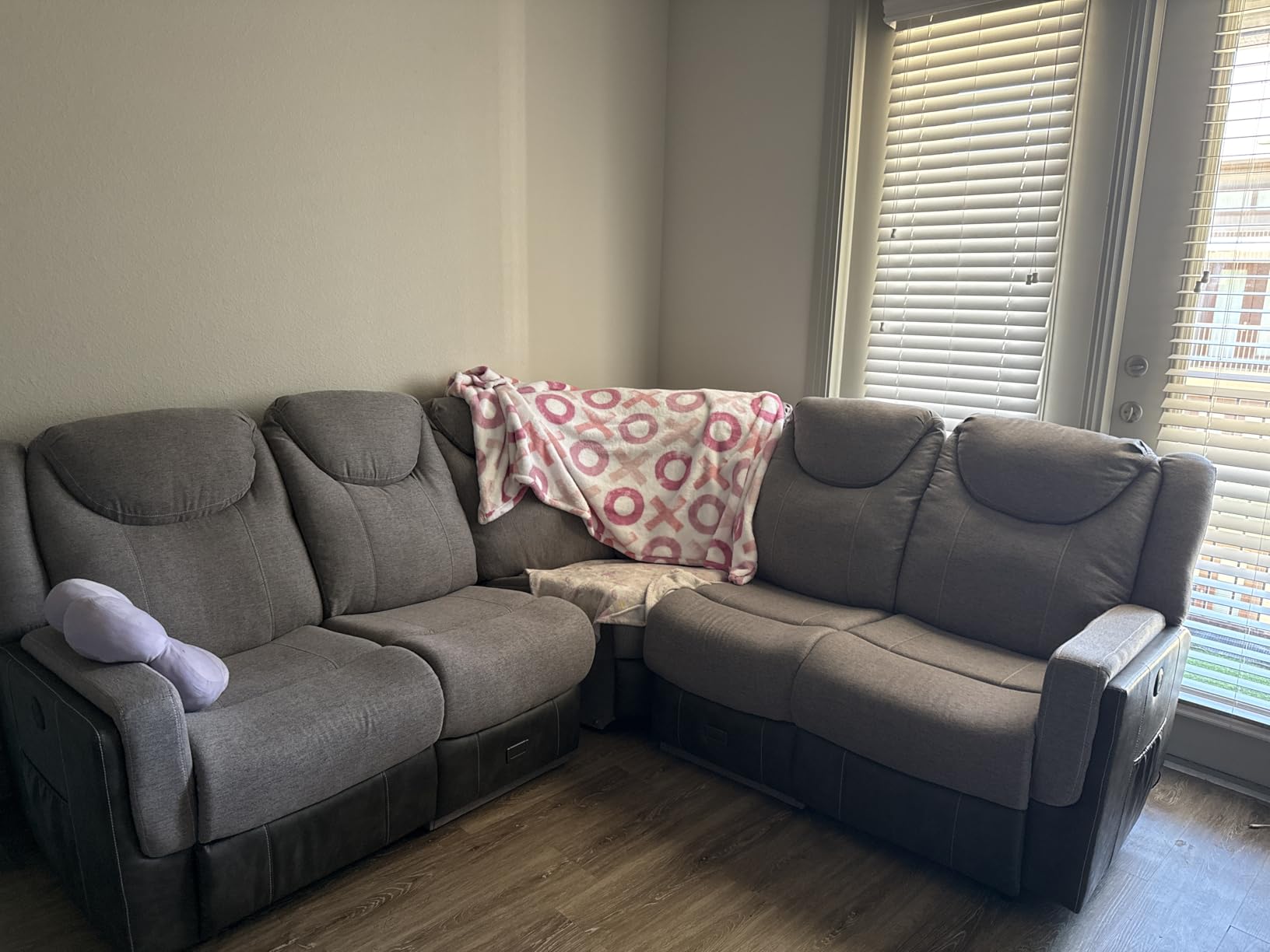 Dresegmt Manual Recliner Sectional Sofa for Living Room, Corner Couch with Flip Middle Backrest, USB Ports & Cup Holders, Grey Linen & Chocolate Leather, 5 Seater Sectional Couch customer photo 1