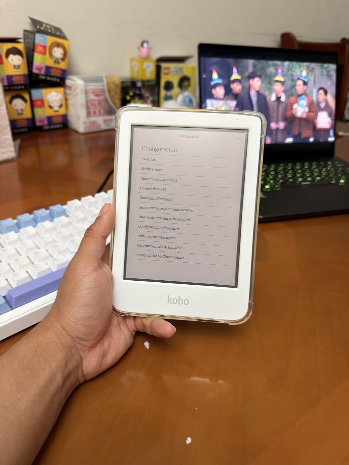 Kobo Clara Colour | Colour eReader | 6” Glare-Free Colour E Ink Kaleido™ 3 Display | Dark Mode Option | Waterproof | Audiobooks | 16GB of Storage | White customer photo 1