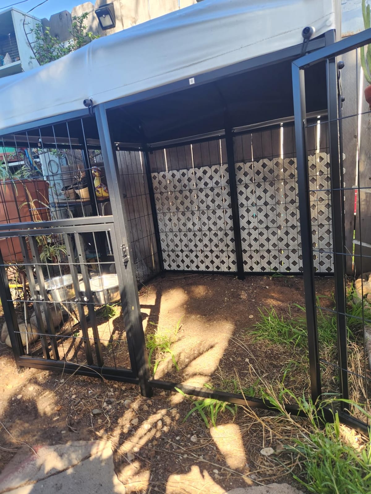 LOVMOR 8' x 4' Outdoor Dog Kennel with Roof for Large Dogs | Heavy duty steel frame, waterproof canopy, double latch door, adjustable feeding bowls for yards and patios customer photo 1