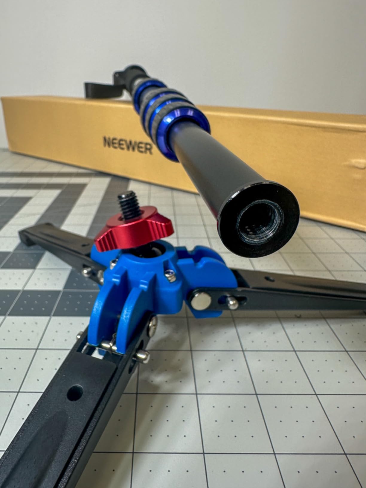 NEEWER Extendable Camera Monopod with Detachable and Foldable Stand Base customer photo 2