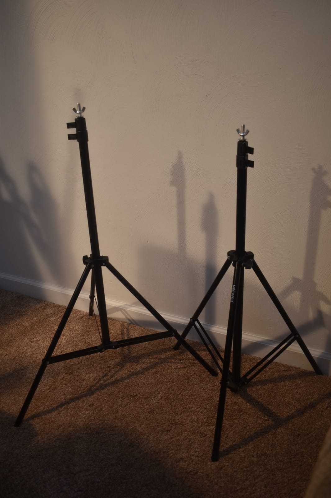 NEEWER 8.5x10ft Adjustable Backdrop Stand Kit, Photography Background Support System with 4 Crossbars, 6 Spring Clamps, 6 Backdrop Clips, 2 Sandbags, and Carrying Bag for Photo Video Party Ceremony customer photo 2