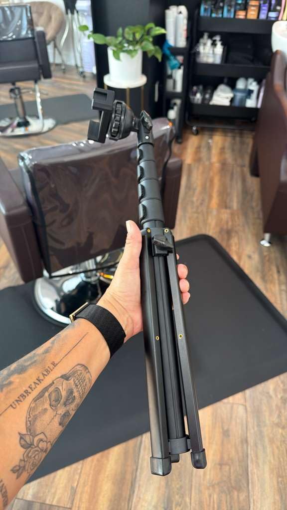 Amazon Basics Portable and Flexible Tripod with Wireless Remote and Smartphone Clamp, 10-inch, Black customer photo 1